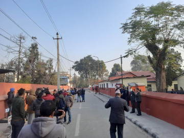 कांग्रेस चुनावले सिंहदरबारमा कडाइ, पत्रकारलाई सडकपेटीमै राखियाे (तस्वीरहरू)
